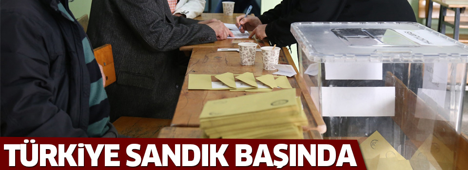 Türkiye referandum için sandık başında