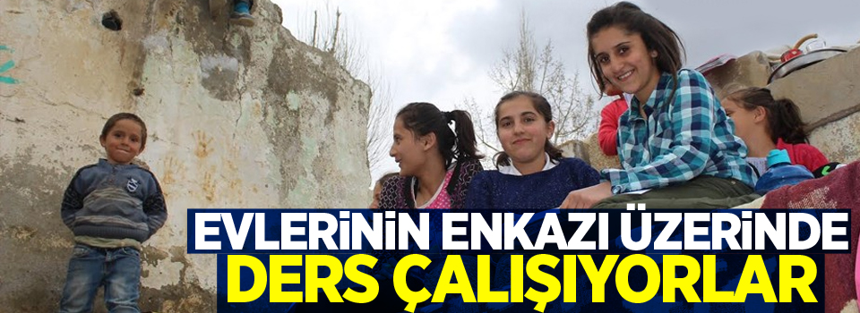 Evlerinin enkazı üzerinde ders çalışıyorlar