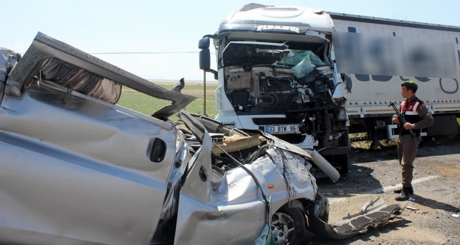 Şeritten çıkan kamyonet tıra çarptı: 1 ölü, 1 yaralı