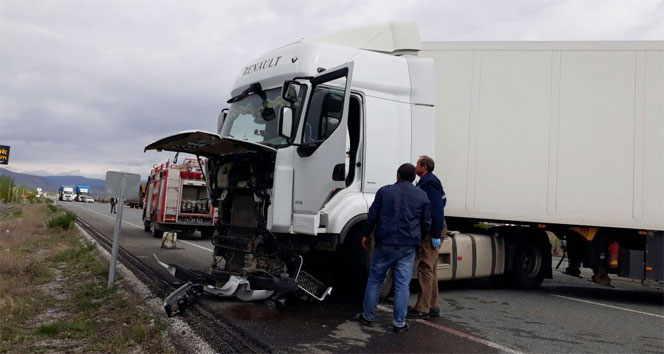 Trafik kazası; 2 ölü, 3 yaralı