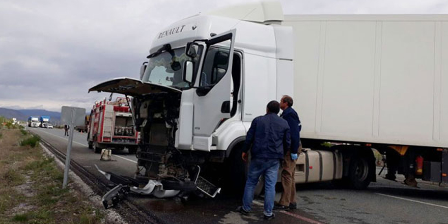 Erzincan'da trafik kazası; 2 ölü, 3 yaralı