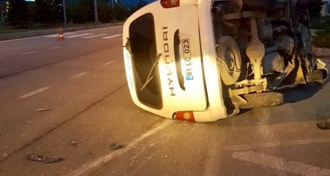 Minibüs bariyerlere çarptı : 1 yaralı