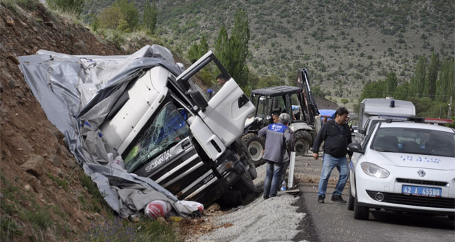 Kamyon iş makinesine çarptı: 1 ölü, 1 yaralı