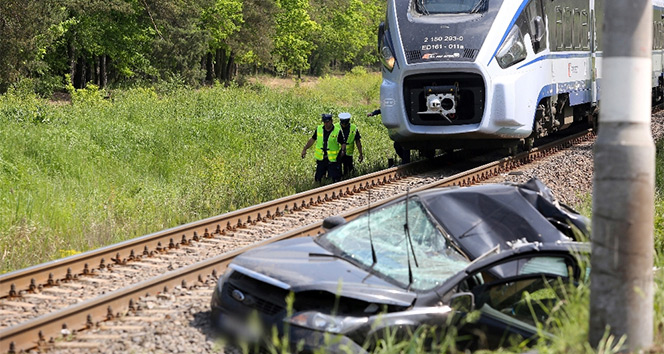 Trenle otomobil çarpıştı: 1 ölü