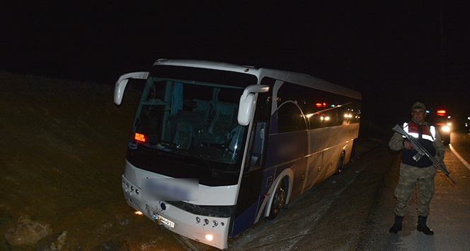 Farları bozulan yolcu otobüsü su kanalına düştü