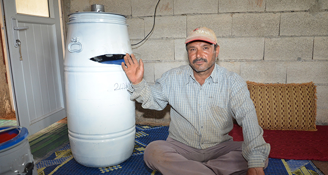 Tarım işçileri elektrikli süpürge ve fıçıdan klima yaptı