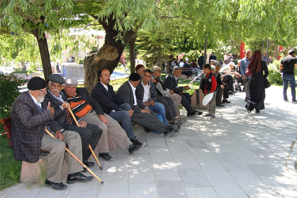 Oruçlu vatandaşlar parklara akın etti