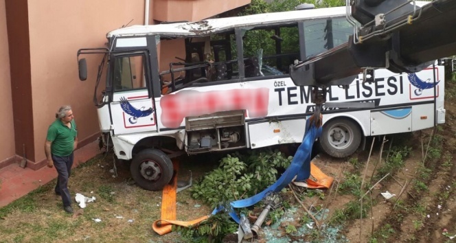 Freni patlayan midibüs bahçeye uçtu: 9 yaralı