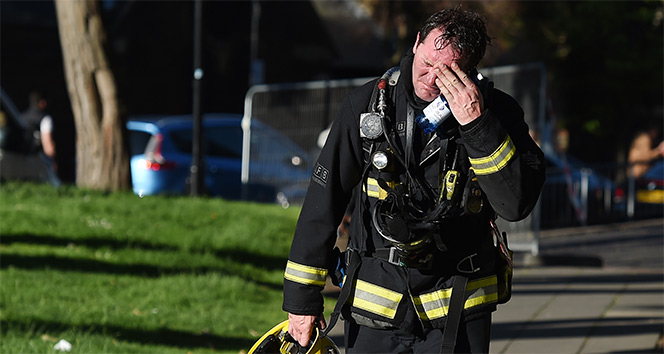 Londra’da yanan 24 katlı binanın çökme riski yok