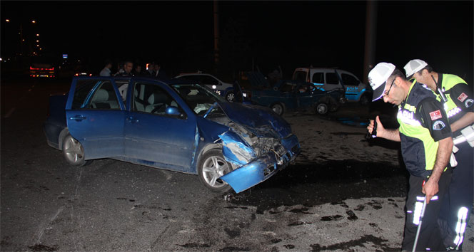 Kütahya'da iki otomobil çarpıştı: 9 yaralı