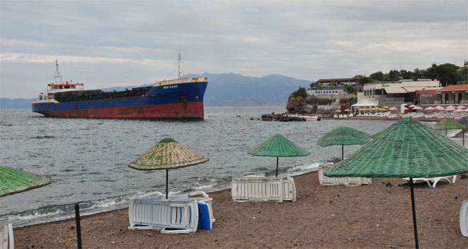 Yük gemisi plajda karaya oturdu
