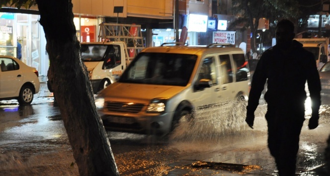 Kars’ı dolu ve yağmur vurdu