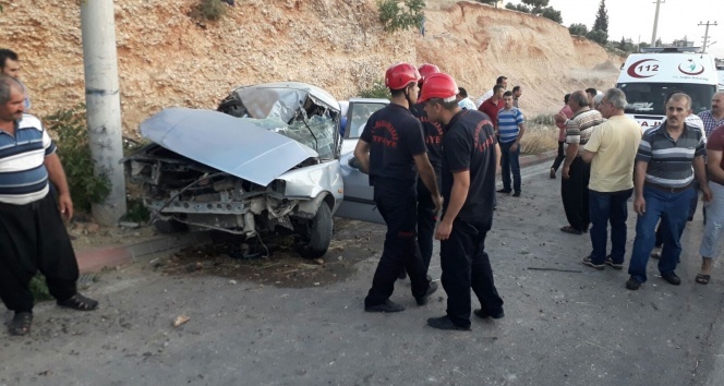 Otomobil elektrik direğine çarptı: 1 ölü, 4 yaralı