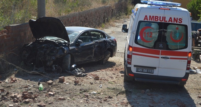 Direksiyon hakimiyetini kaybetti galericiler sitesine düştü: 3 yaralı