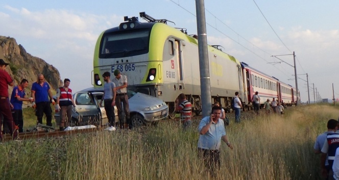 Kütahya'da raybüsle otomobil çarpıştı: 1 ölü, 3 yaralı