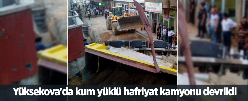 Yüksekova'da kum yüklü hafriyat kamyonu devrildi