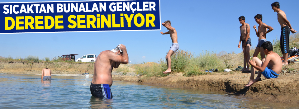 Sıcaktan bunalan gençler derede serinliyor