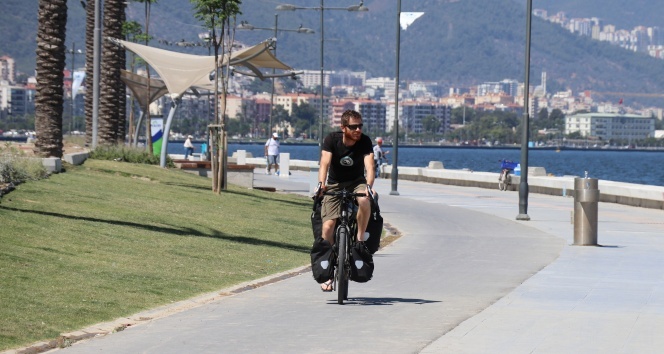 Hollanda’dan bisikletle İzmir’e geldi