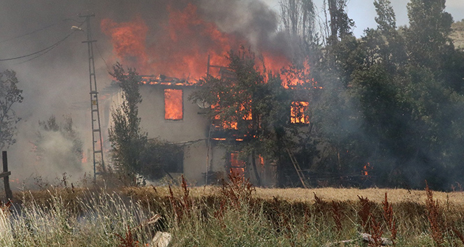 Çankırı'da 10'dan fazla ev kül oldu