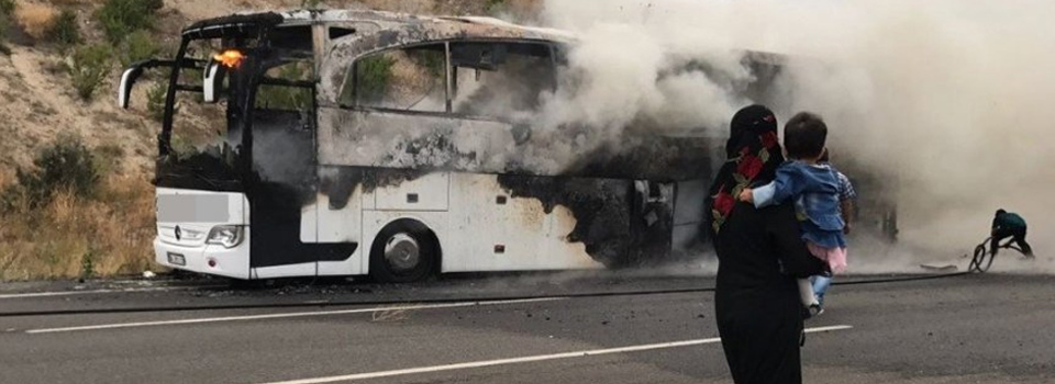 Seyir Halindeki Yolcu Otobüsü Alev Alev Yandı