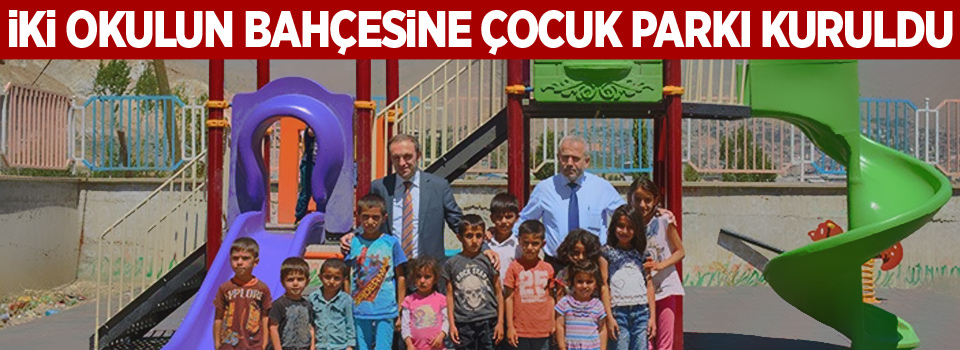 İki okulun bahçesine çocuk parkı kuruldu