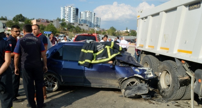 Kamyonla otomobil çarpıştı: 1 ölü