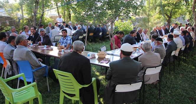 Aileler arasındaki husumeti barış yemeği bitirdi