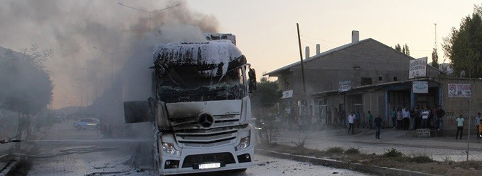 Başkale'de seyir halindeki tır alev alev yandı