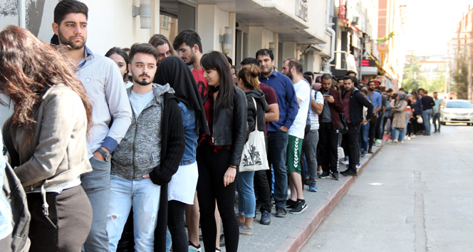 Eğitim aşkı metrelerce kuyruk oluşturdu