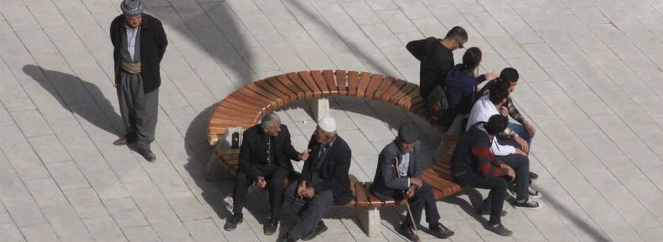 Hakkari caddelerine oturma bankları kuruldu