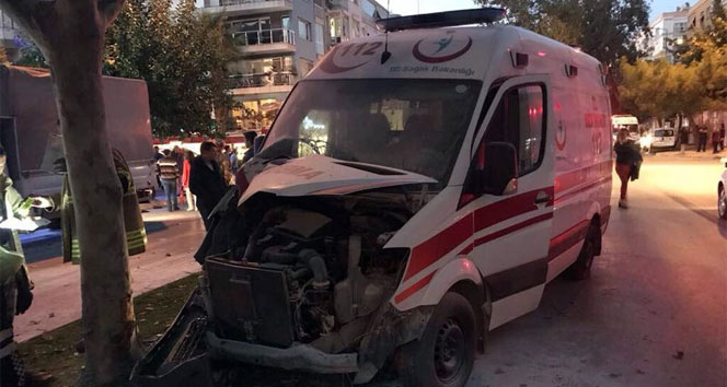 Otomobil ambulansla çarpıştı: 3 yaralı