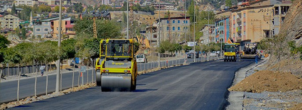 Hakkari’de yol asfaltlama çalışması