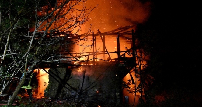Tosya’da çıkan yangında 2 katlı ahşap ev yandı