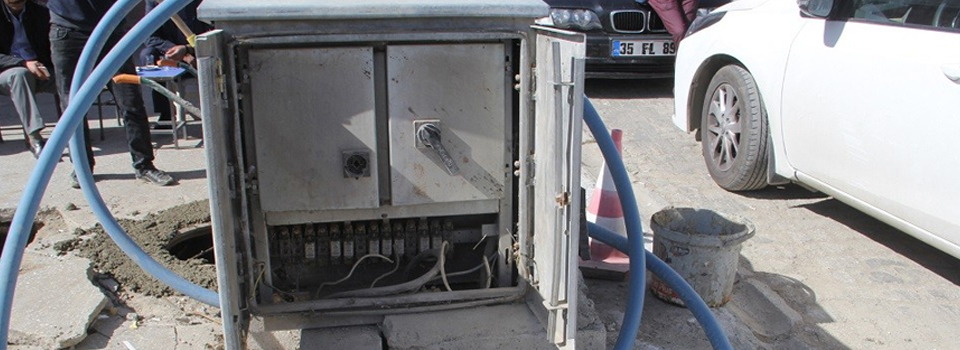 Kapakları açık bırakılan trafolar tehlike saçıyor