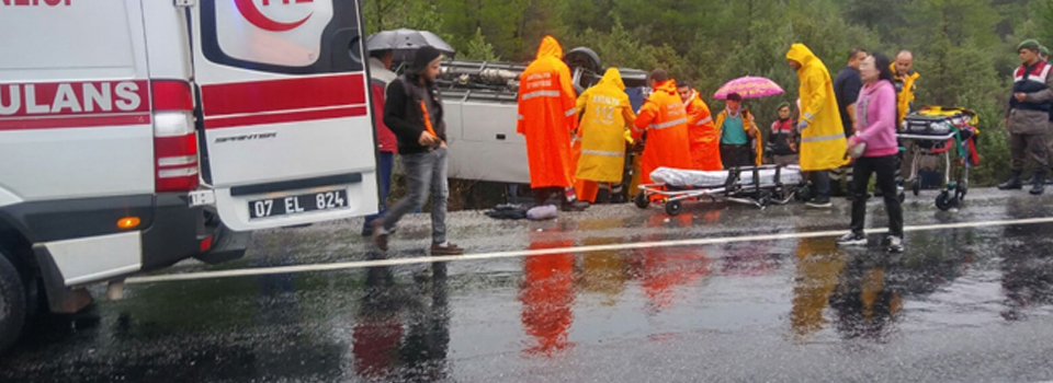 Tur otobüsü devrildi: 15 yaralı