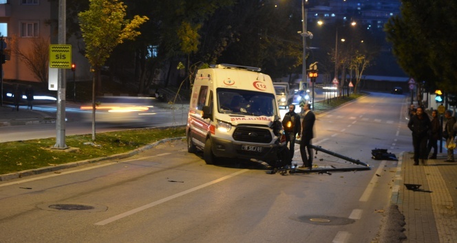 Hasta taşıyan ambulans kaza yaptı