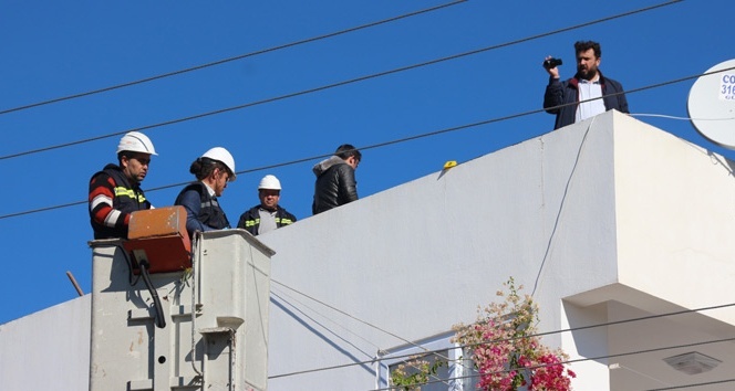 Çamaşır teli takarken elektrik akımına kapıldı