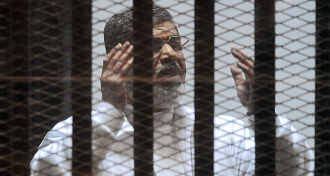Eski Cumhurbaşkanı Mursi 3 yıl hapis cezası aldı