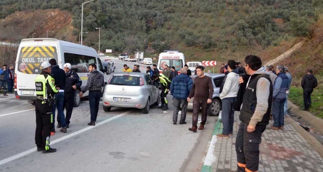 İki araç kafa kafaya çarpıştı: 5 yaralı