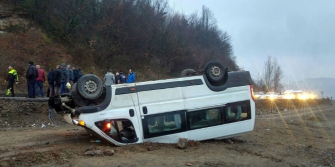 Minibüs şarampole yuvarlandı: 23 yaralı