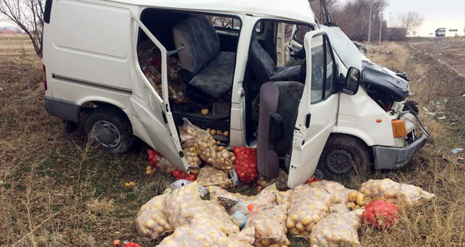 Minibüs tıra arkadan çarptı: 1 ölü