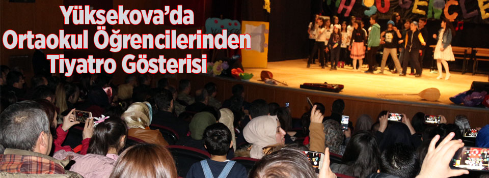 Yüksekova'da ortaokul öğrencilerinden tiyatro gösterisi