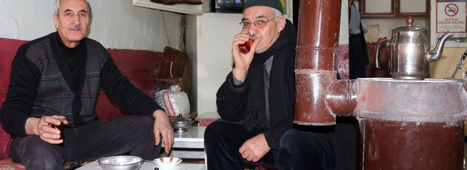 Yarım asırdır aynı kahvede çay demliyor