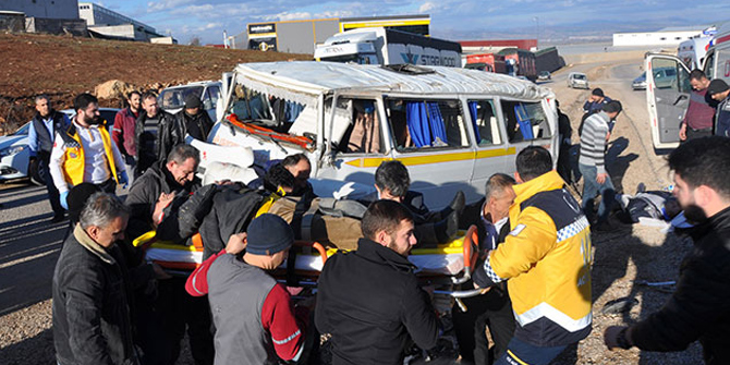 Otomobille servis aracı çarpıştı: 9 yaralı