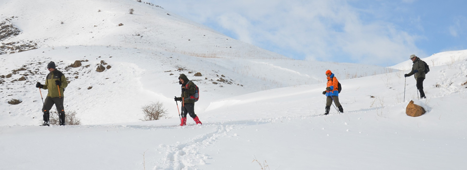 Yüksekova'nın karlı dağlarında doğa yürüyüşü