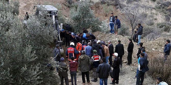 Toprağın altında kalan baba ve oğlu öldü