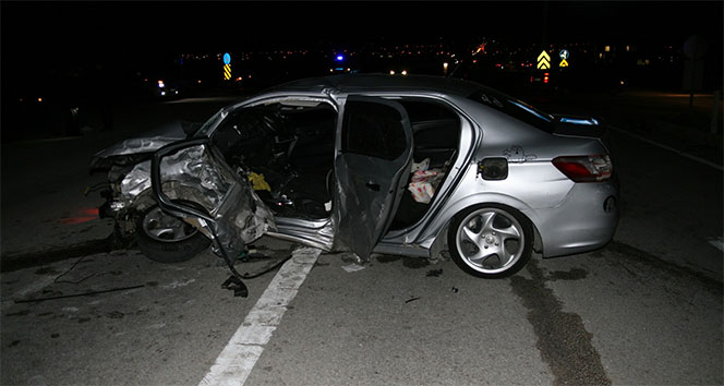 İki otomobil çarpıştı: 1 ölü, 3 yaralı !