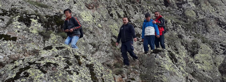 Kayalıklarda mahsur kalan çocuklar kurtarıldı