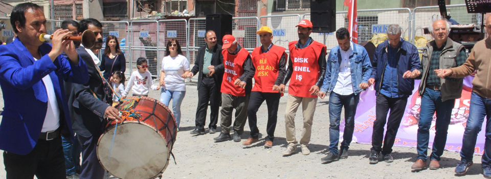 Hakkari’de halaylı ‘1 Mayıs’ kutlaması