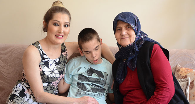 Engelli oğluna 9 yıldır gözü gibi bakıyor